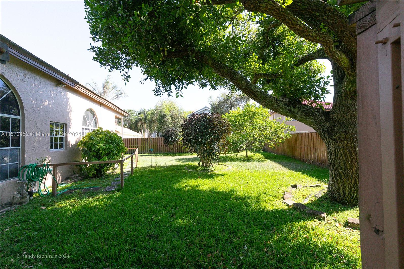 EMBASSY LAKES - Residential
