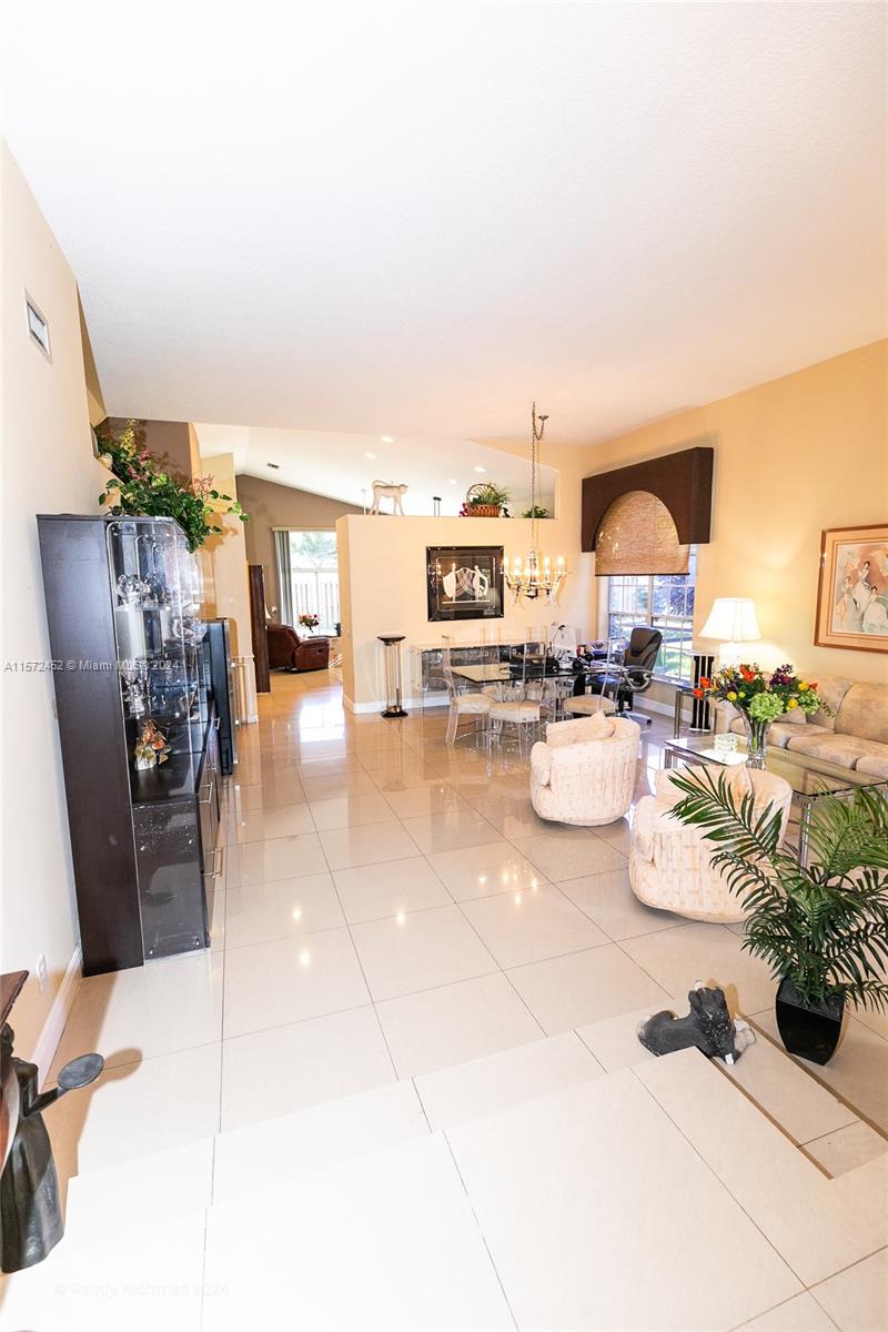 EMBASSY LAKES - Residential