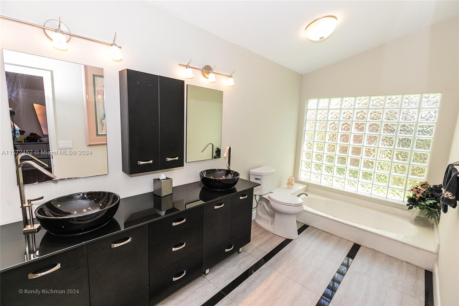 EMBASSY LAKES - Residential