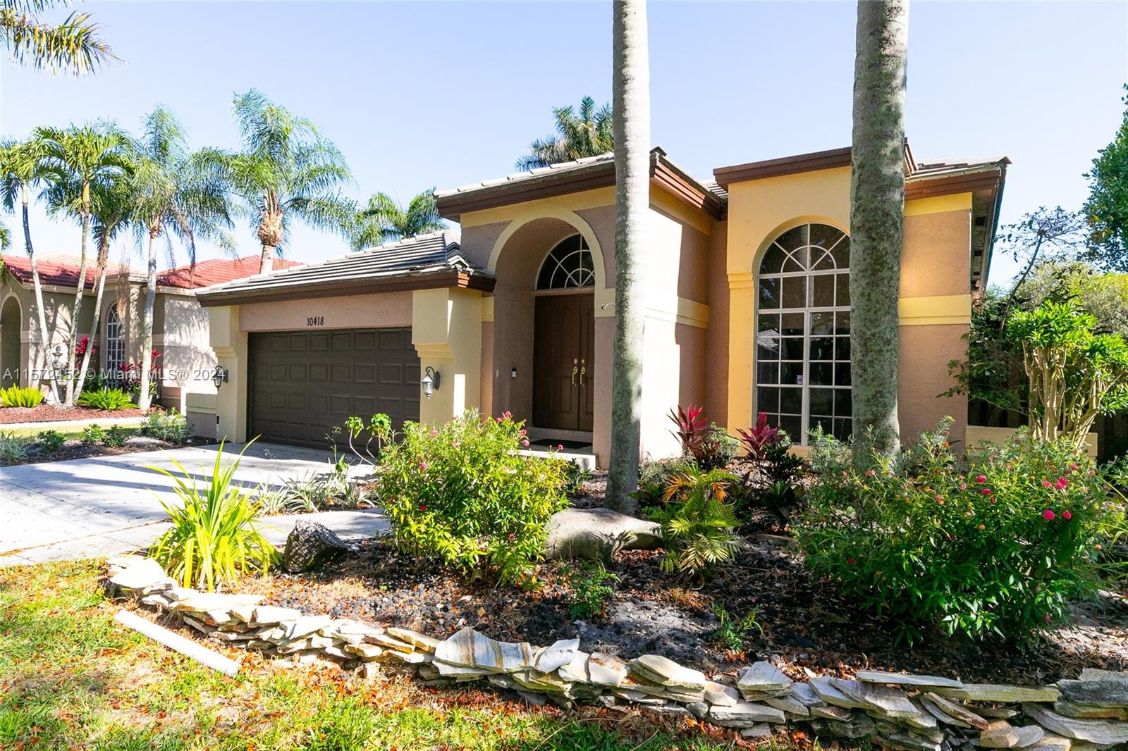 EMBASSY LAKES - Residential