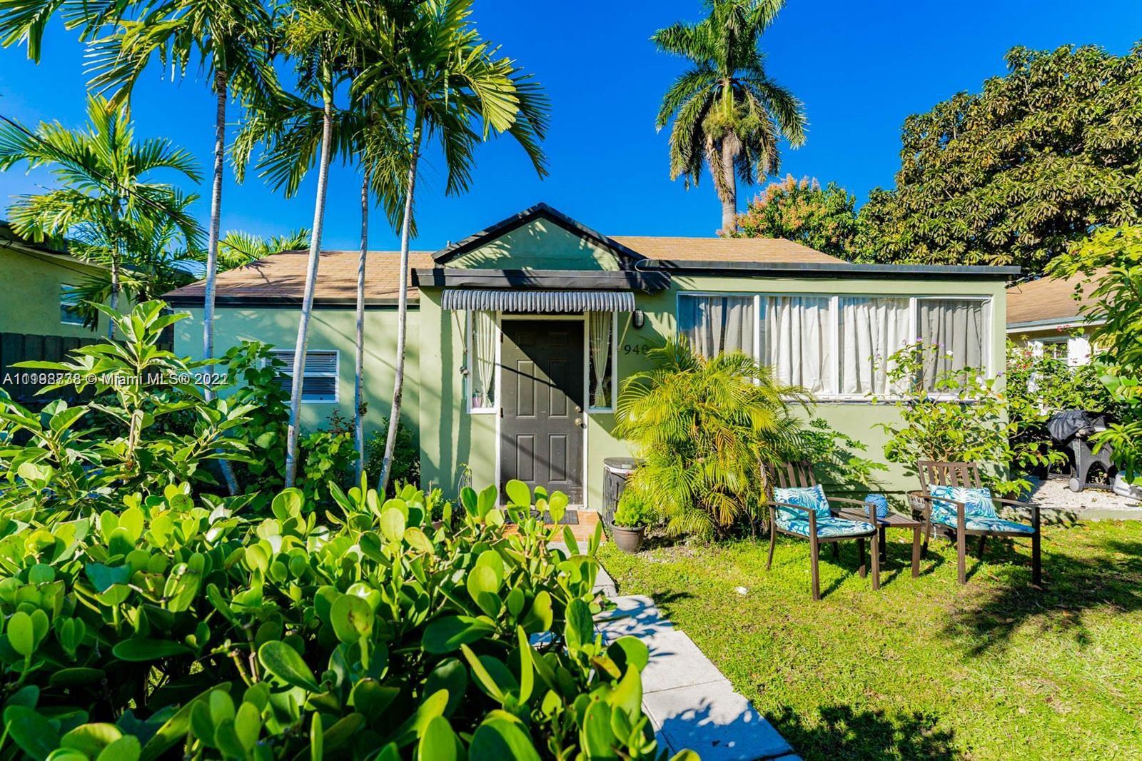 House with 3 bedrooms, in a very quiet street, there is room for 3 cars in the parking lot in front of the house, large garden that is being updated, wooden floors, recently remodeled kitchen with granite countertops and all its appliances, central air, hall of very nice entrance with view.

walls, floors, ceilings, electricity, lamps, locks, doors, windows are being completely updated, it will be added as new.