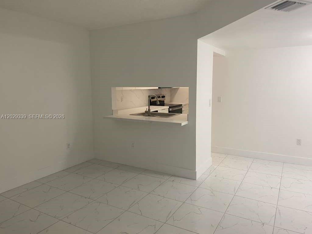 ROZLAND CONDO - Residential Lease