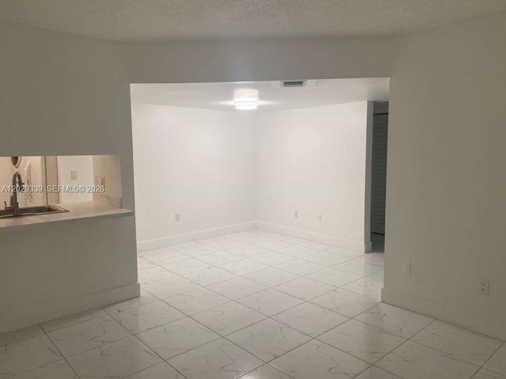 ROZLAND CONDO - Residential Lease