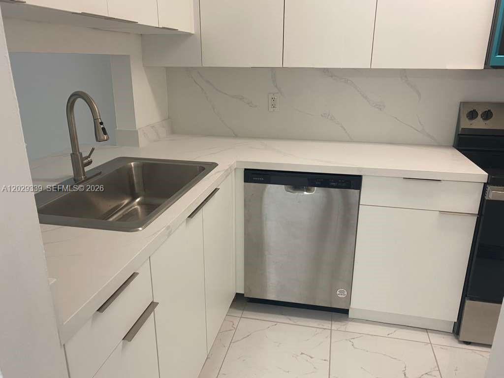 ROZLAND CONDO - Residential Lease