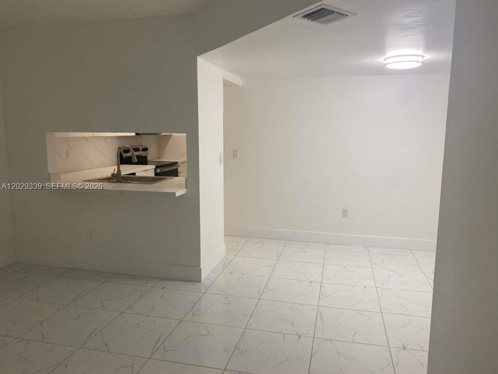ROZLAND CONDO - Residential Lease
