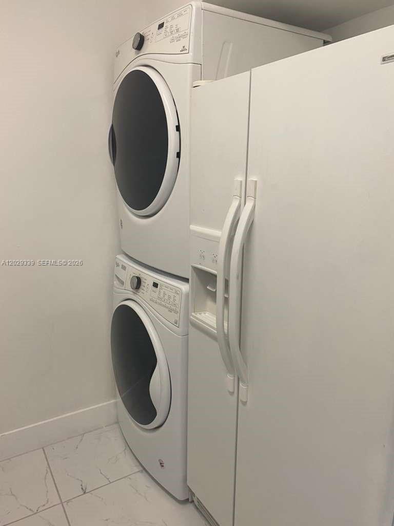 ROZLAND CONDO - Residential Lease