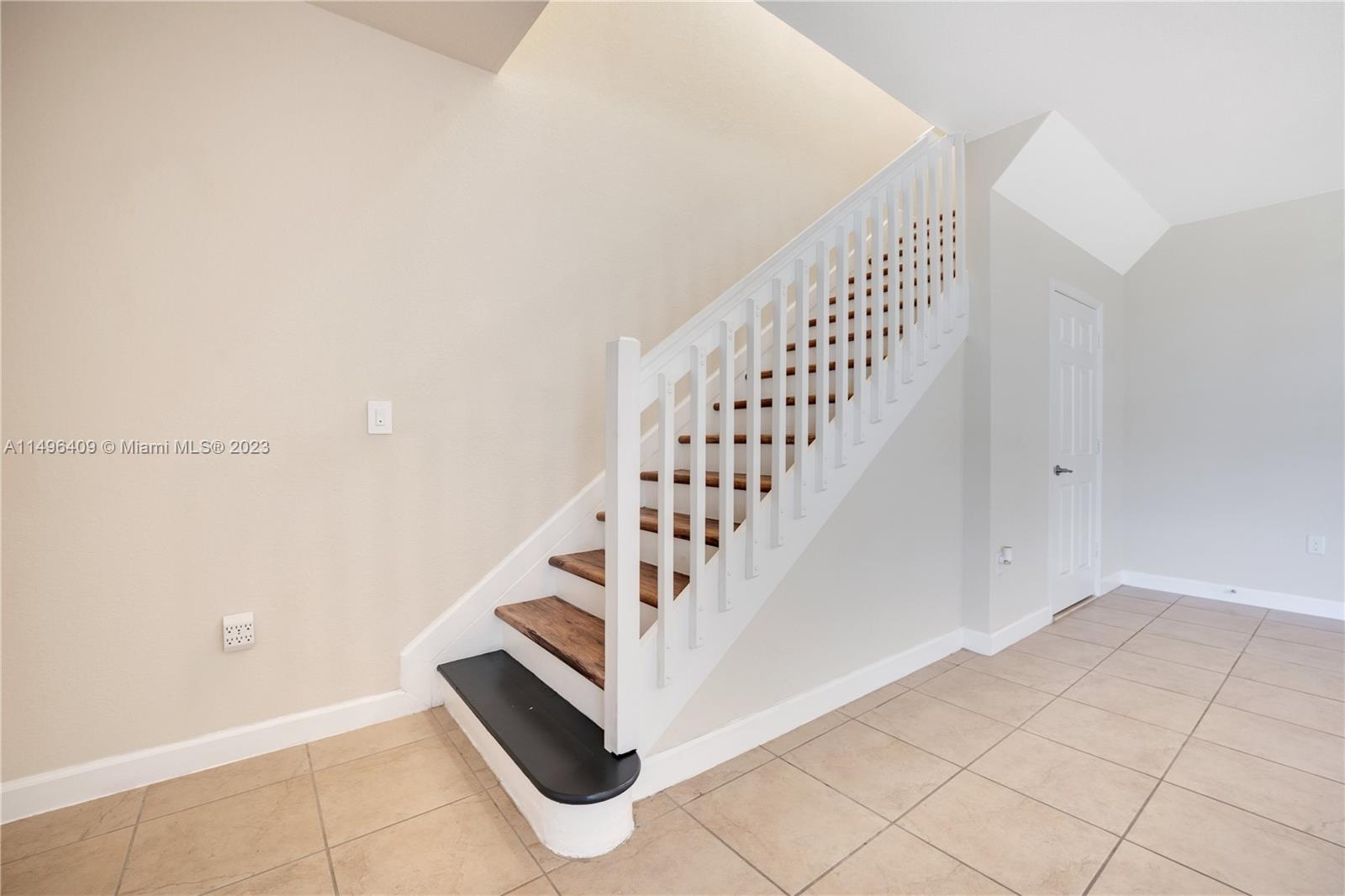 KENDALL COMMONS TOWNHOMES - Residential
