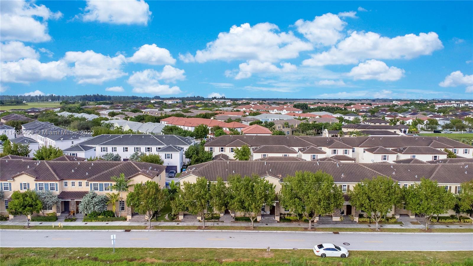 KENDALL COMMONS TOWNHOMES - Residential