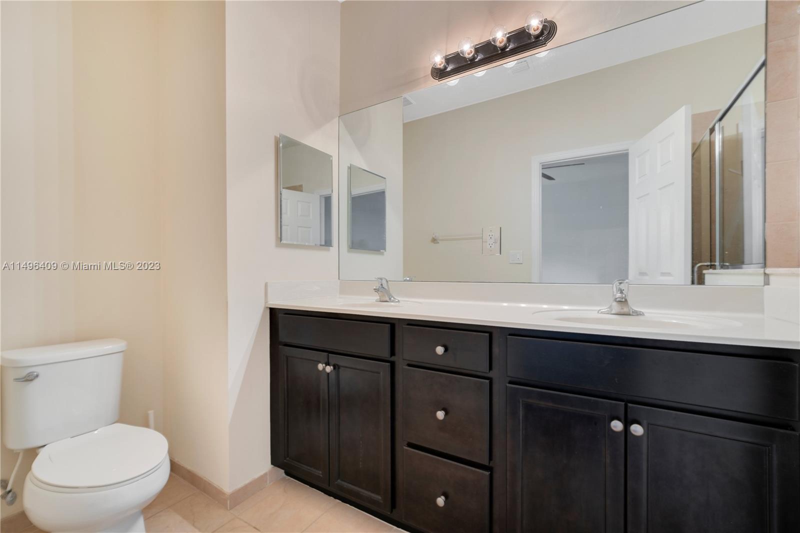 KENDALL COMMONS TOWNHOMES - Residential