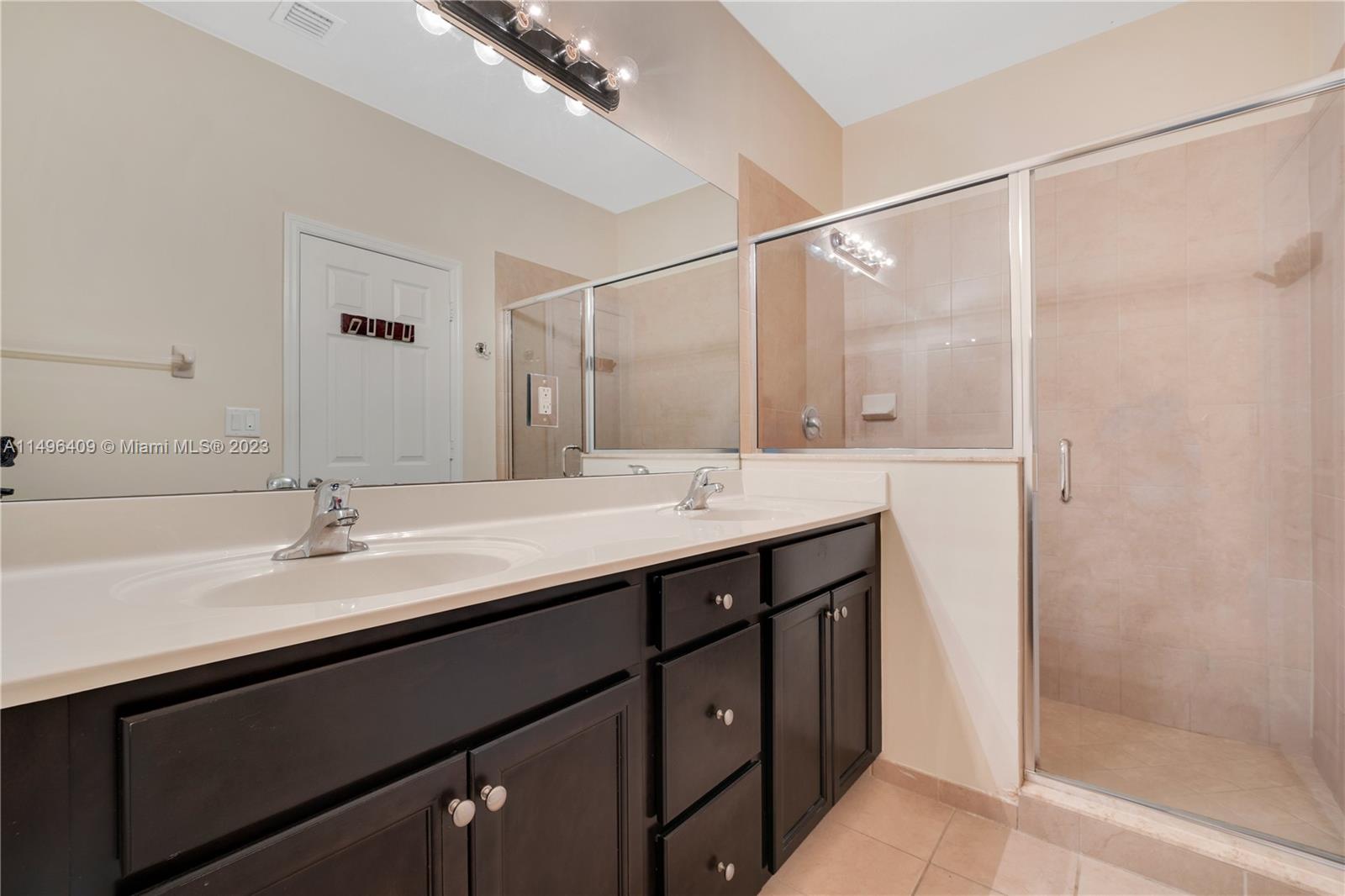 KENDALL COMMONS TOWNHOMES - Residential