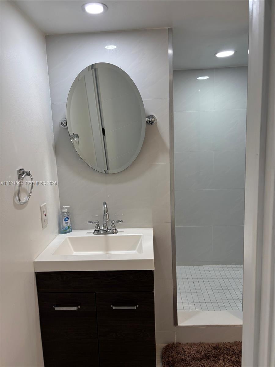 VENETIA CONDO - Residential Lease