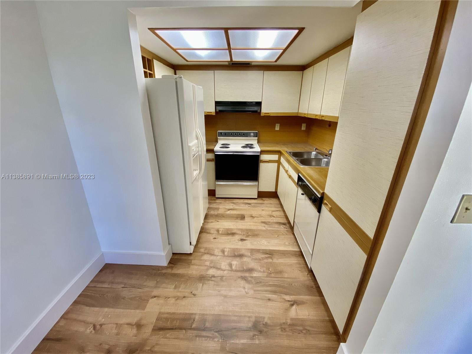 KENLAND WALK CONDO III - Residential Lease