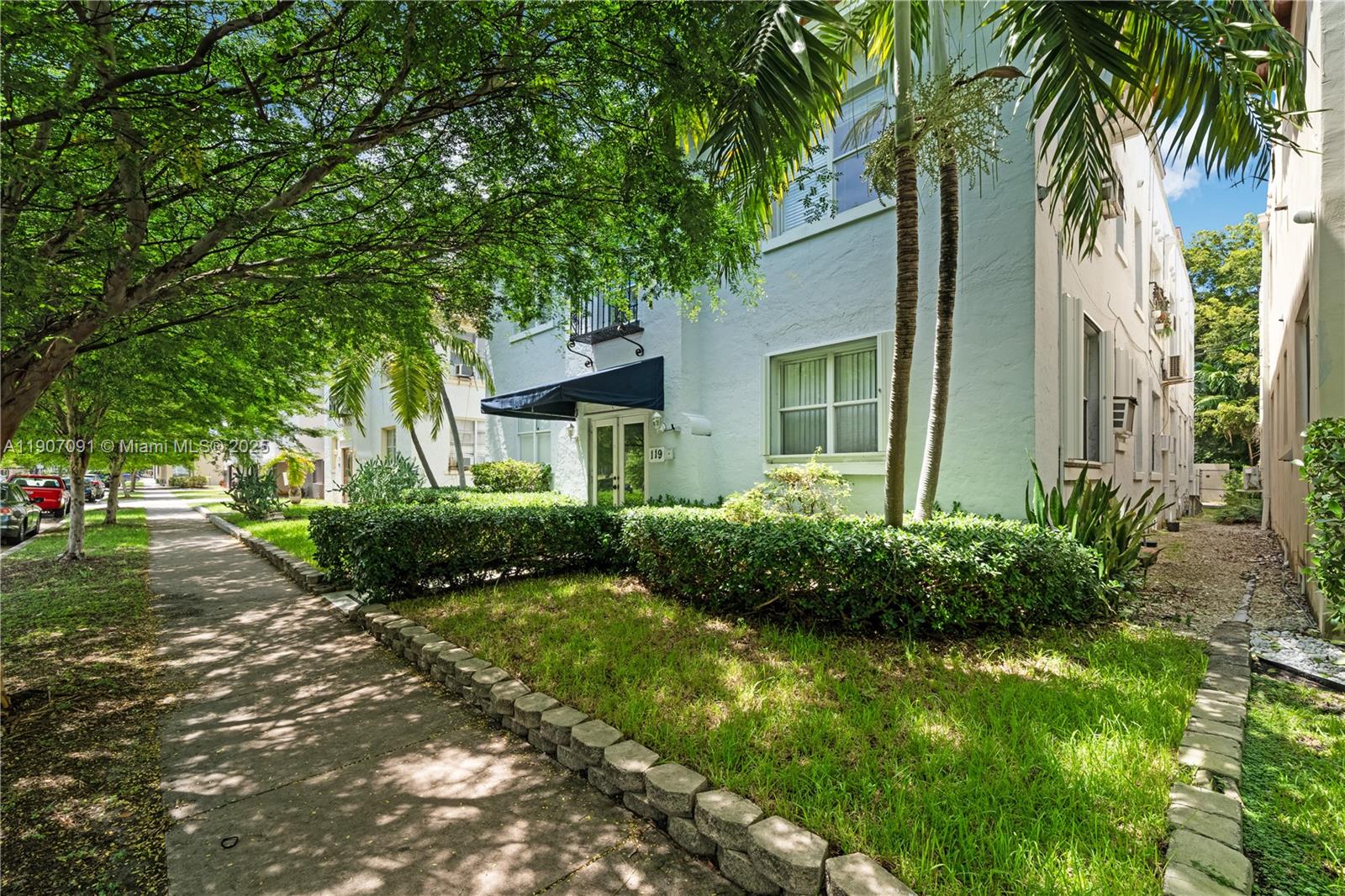 MENORES CONDO - Residential