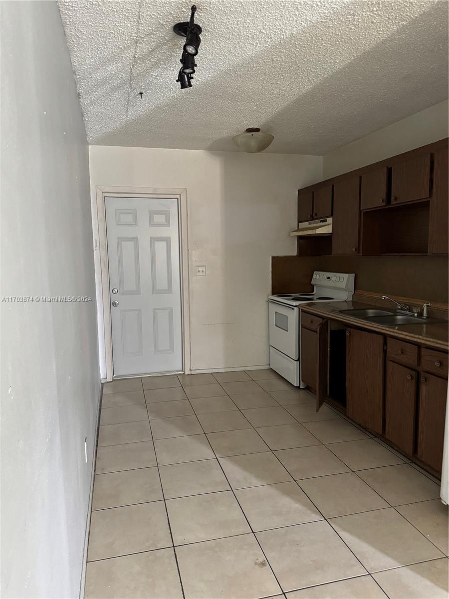TOWN OF MODELO (DANIA) B- - Residential Lease