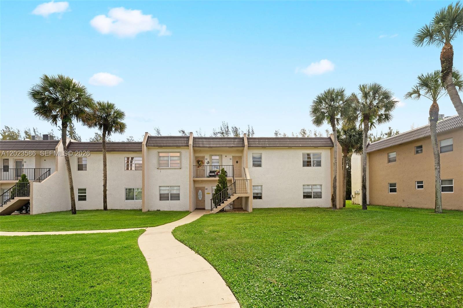 GOLDEN LAKES VILLAGE COND - Residential