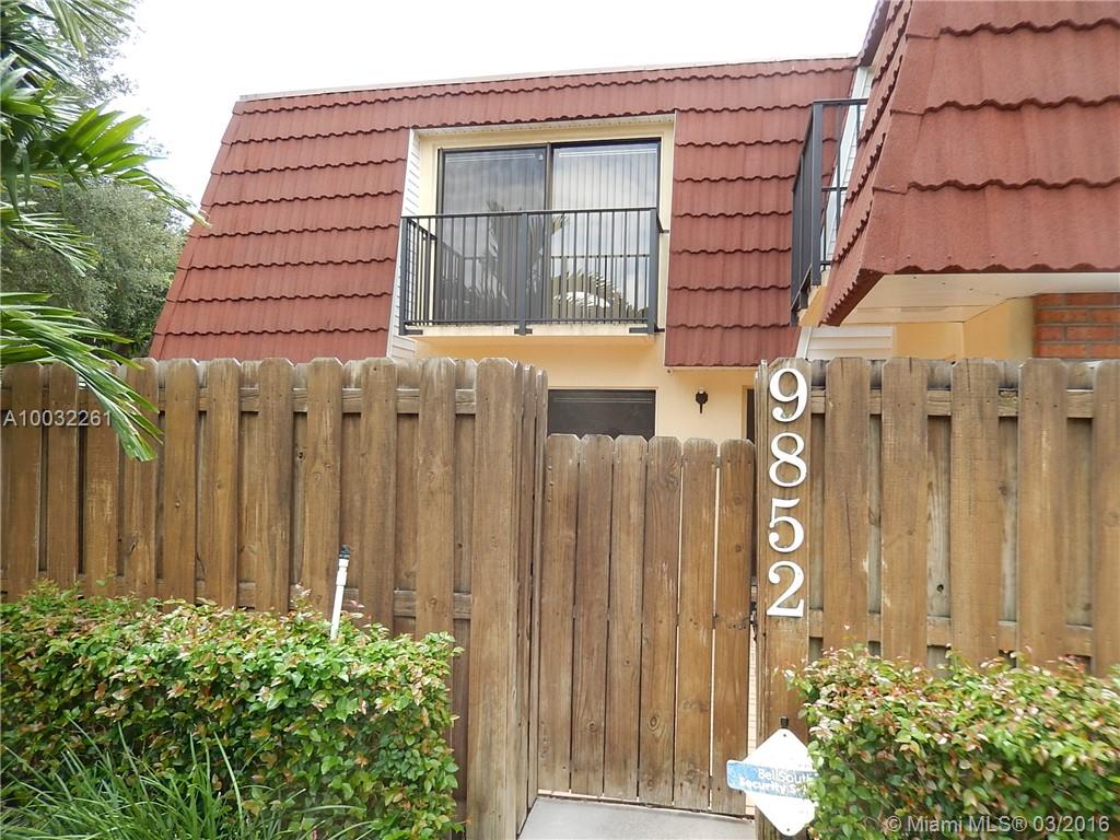 BRING YOUR FUSSIEST TENANT. 2/2 1/2 BATHS . WASHER /DRYER  NEW TILE AND WOOD FLOORING. NEW STAINLESS STEEL APPLIANCES. FENCED OUTSIDE PATIO AREA.  PERFECT FOR COOKOUTS AND OUTDOOR LIVING . CENTRAL PLANTATION  . WALK TO CENTRAL PARK