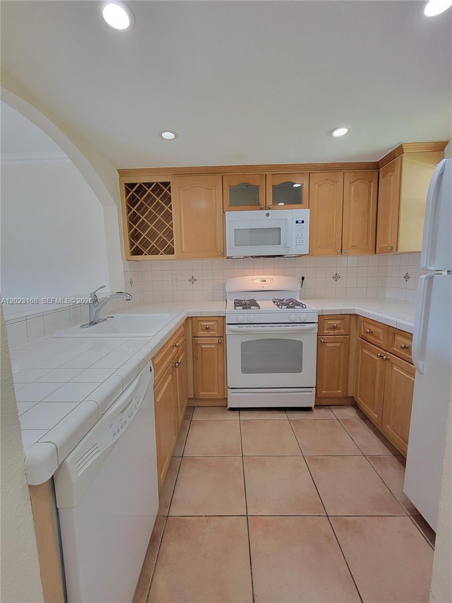 VILLAS OF PINECREST CONDO - Residential