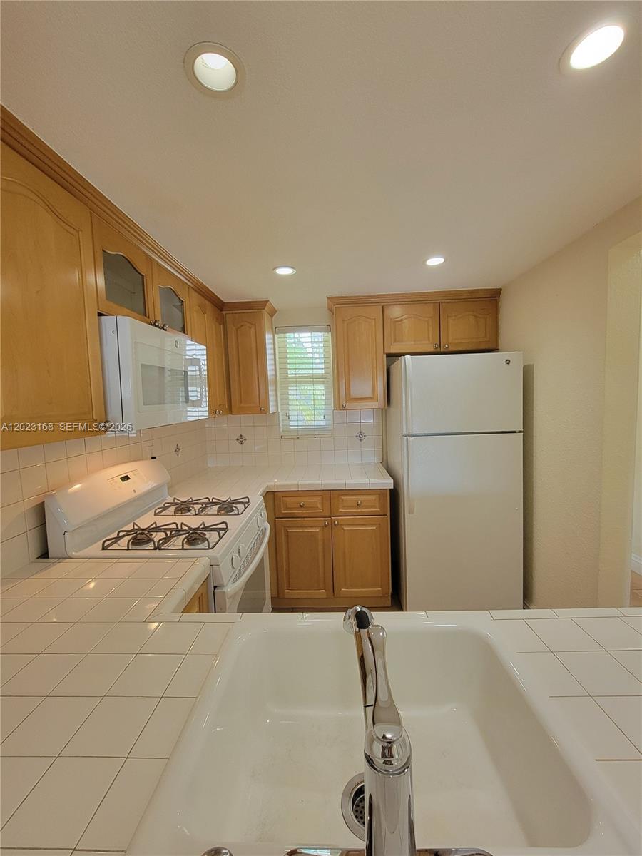 VILLAS OF PINECREST CONDO - Residential
