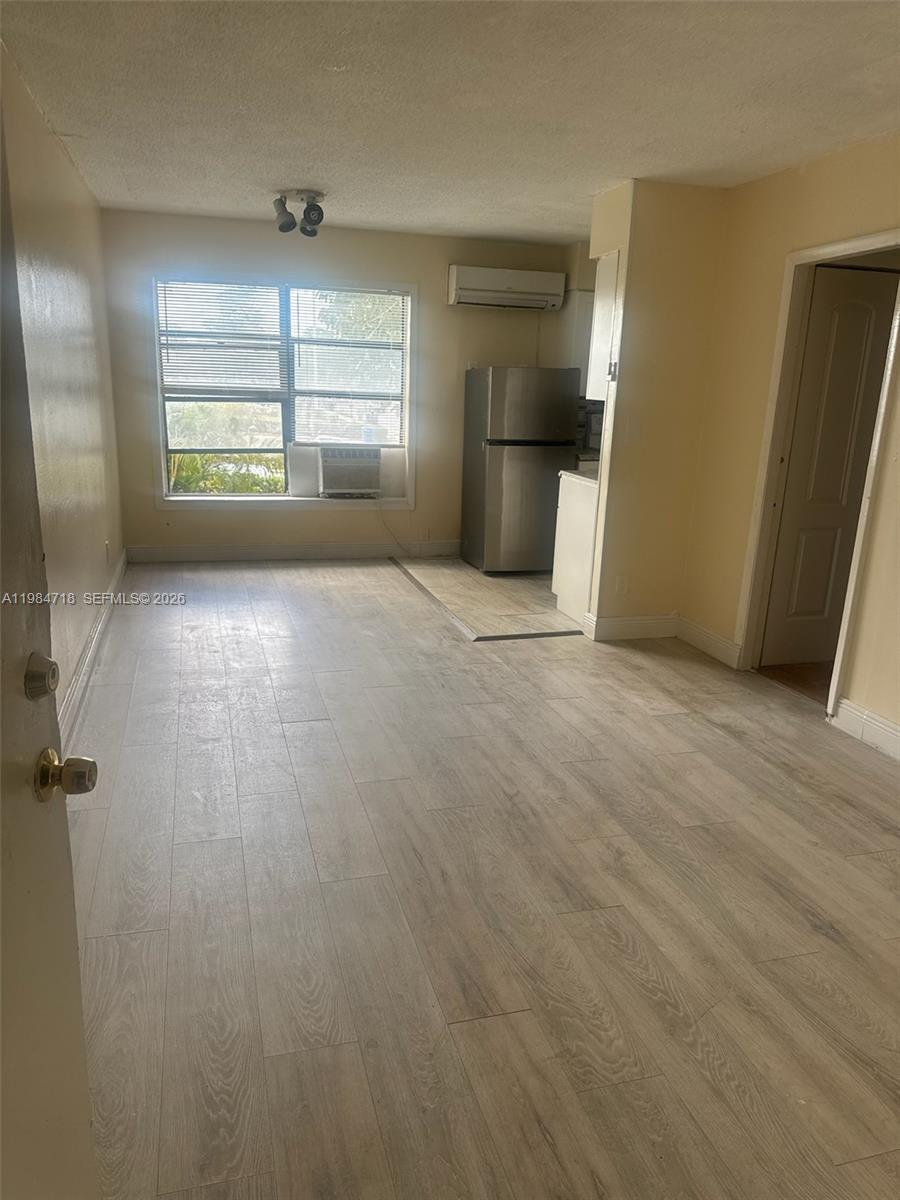 Nice $1,500 Monthly. remodeled Apartment.
1-bedroom, 1-bathroom apartment ready for immediate move-in. Updated kitchen, bright layout, good closet space. Move-in $3,300—fast approval.