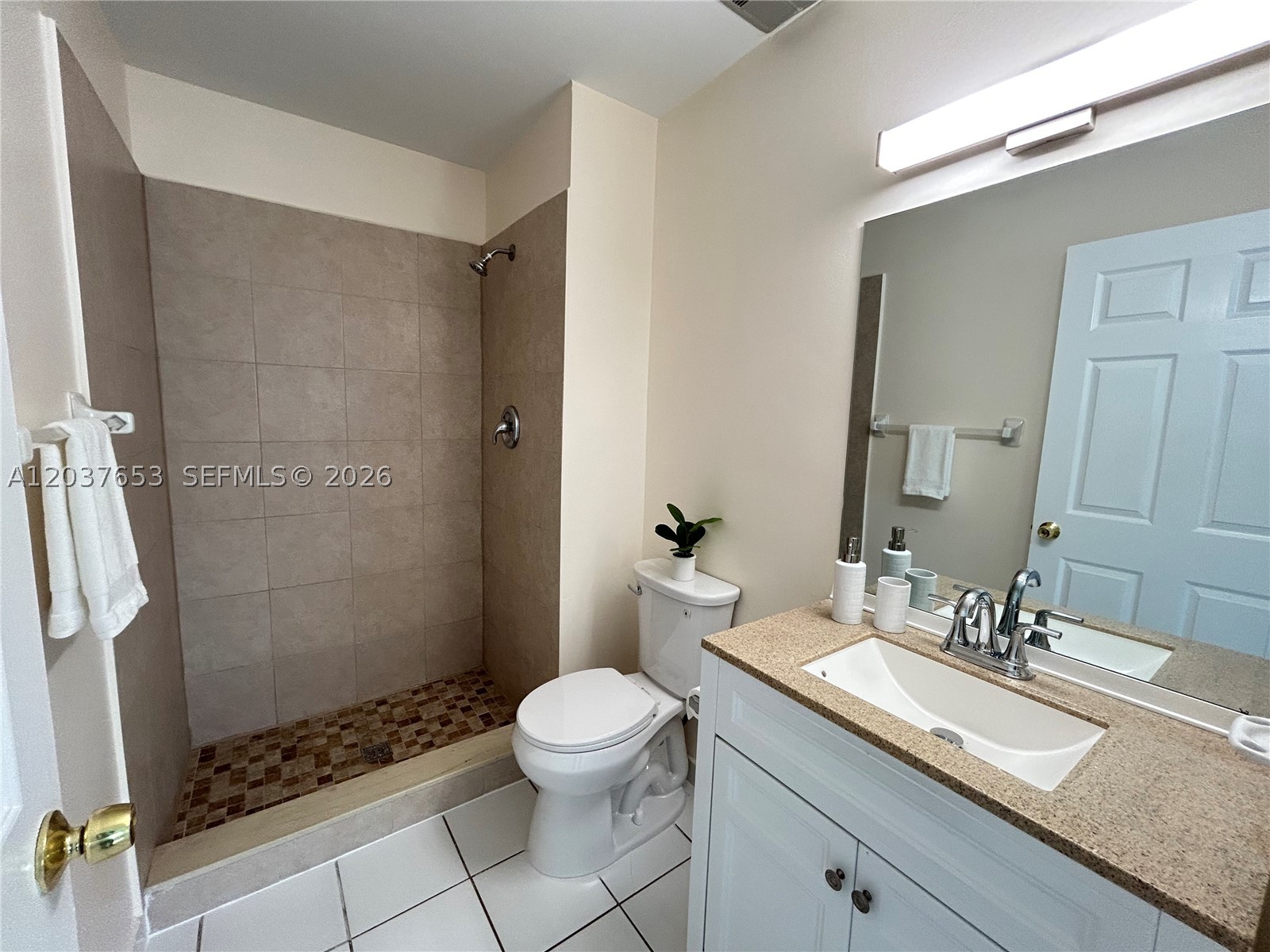 ROZLAND CONDO - Residential Lease