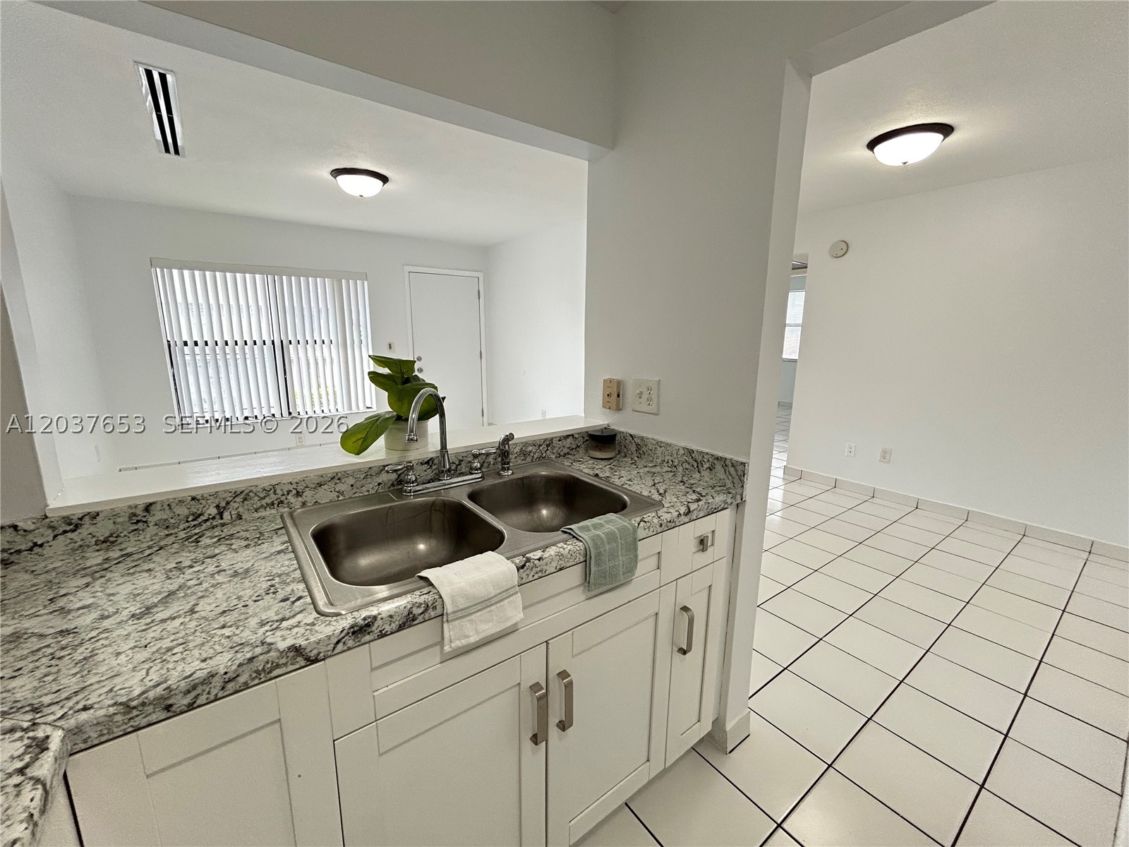 ROZLAND CONDO - Residential Lease
