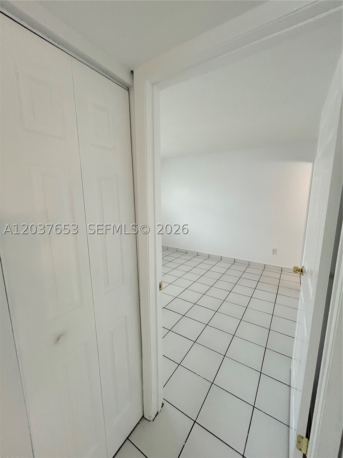 ROZLAND CONDO - Residential Lease