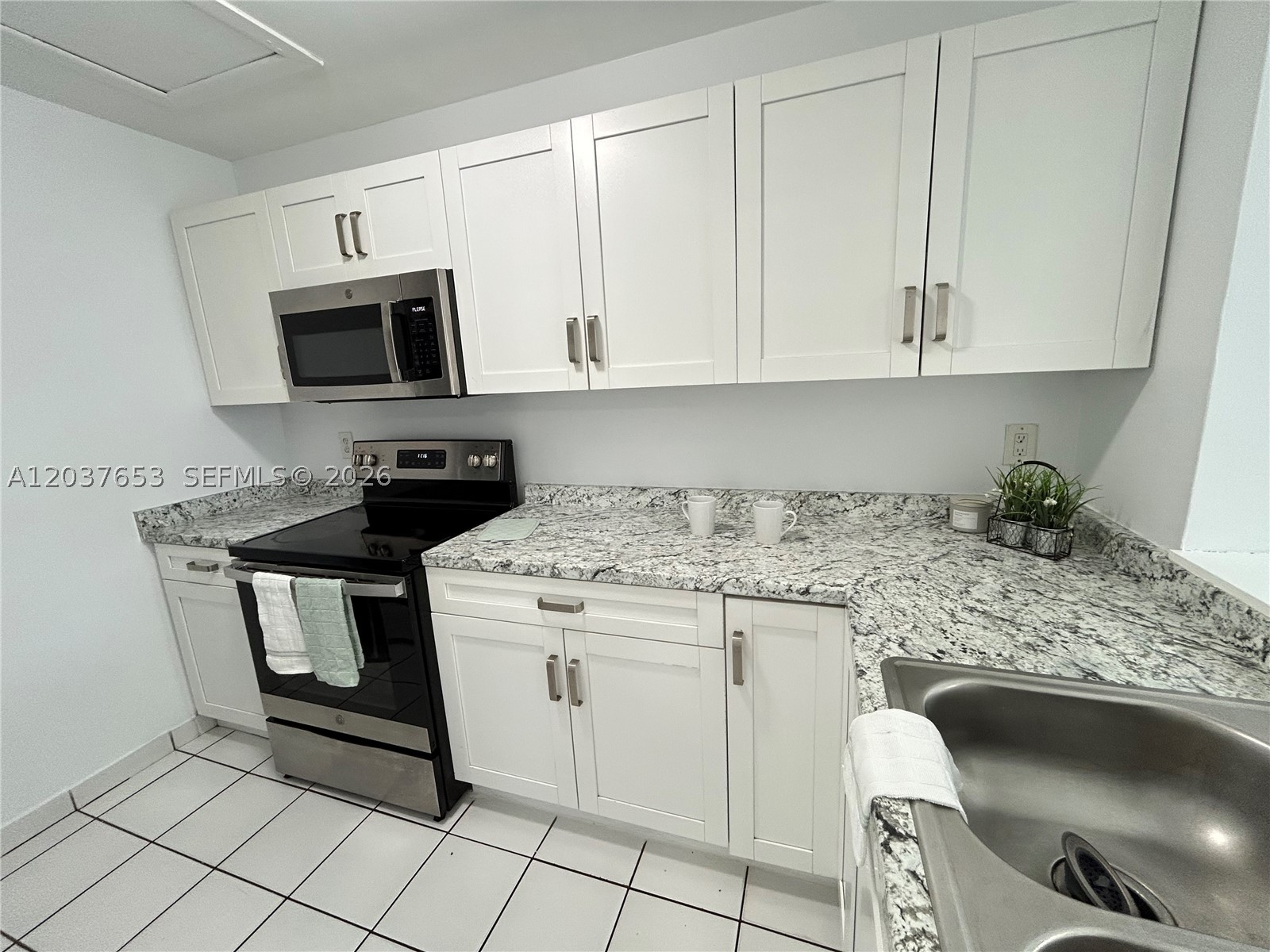 ROZLAND CONDO - Residential Lease