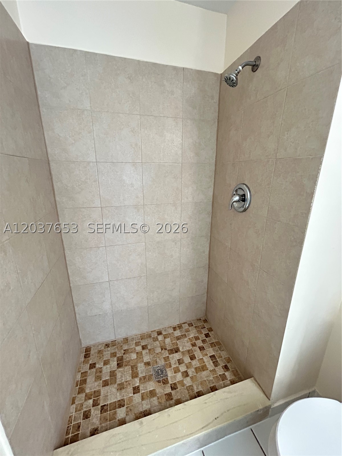 ROZLAND CONDO - Residential Lease