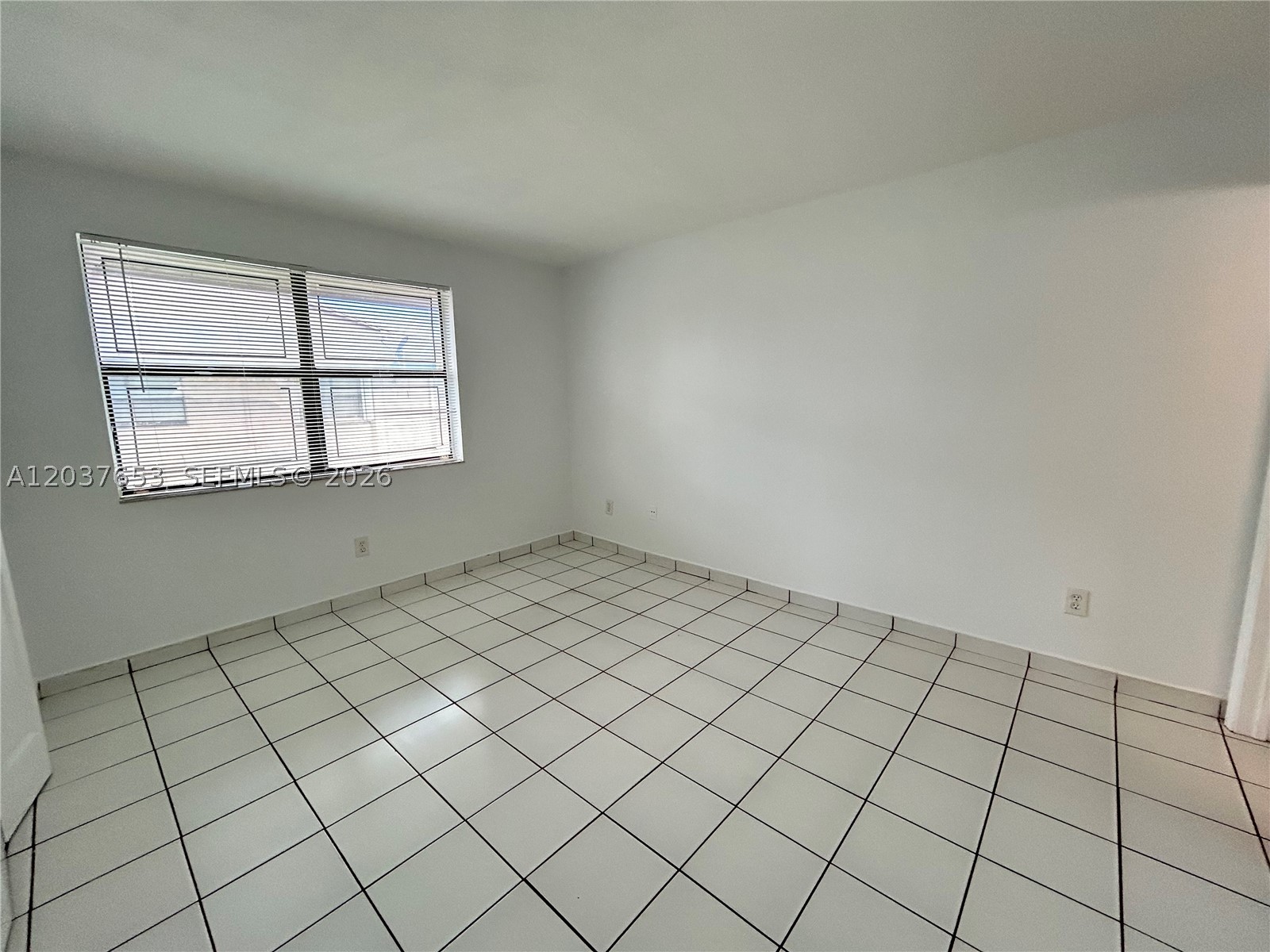 ROZLAND CONDO - Residential Lease