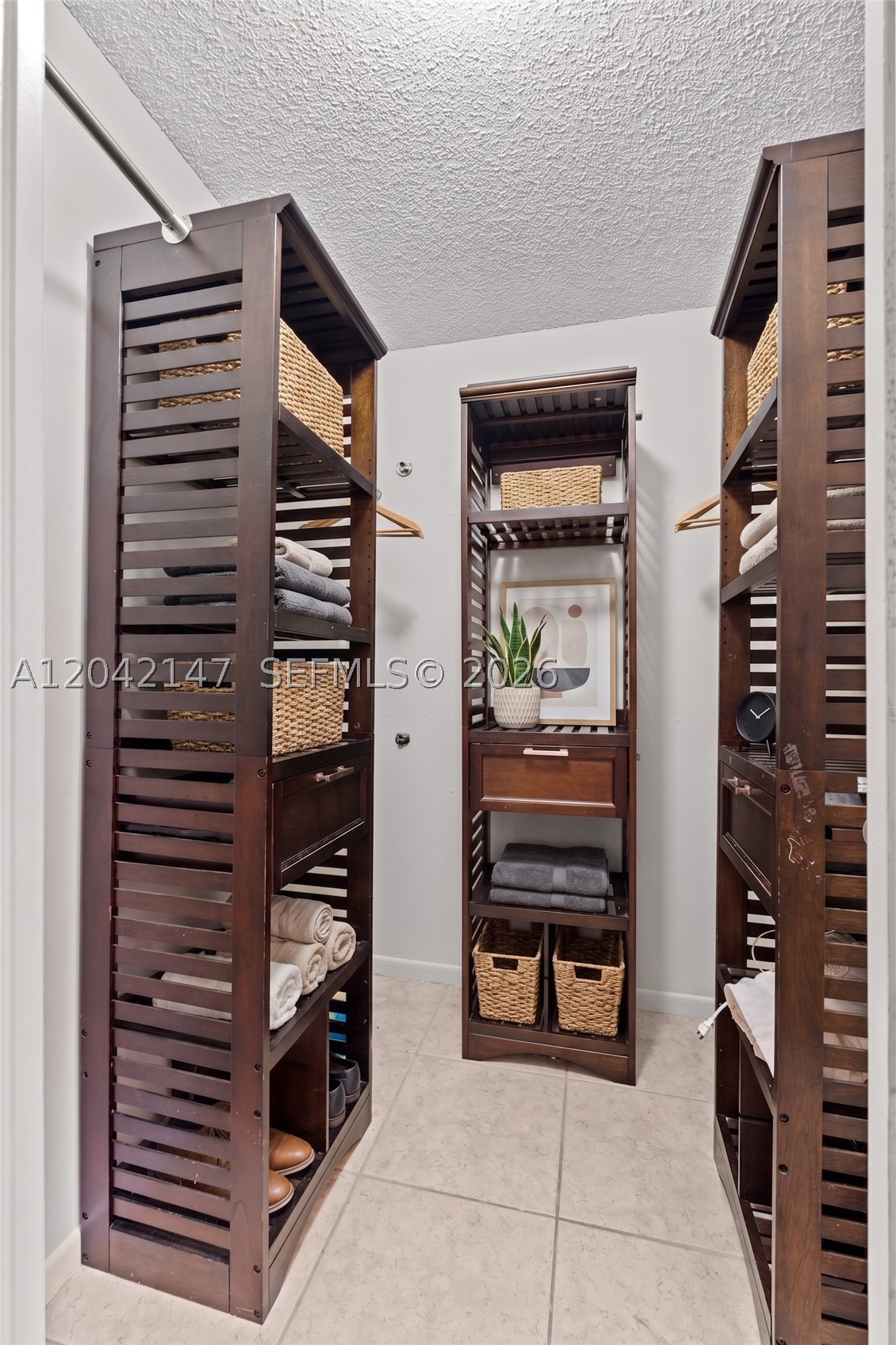 EMBASSY LAKES - Residential