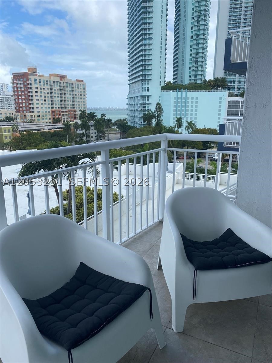 Beautiful apartment with a privilege location in Downtown Miami. One bed one bath with his and hers closet. Fully furnished with an exceptional view to the pool and bay. Building has Gym, working area. Walking distance to waterfront park, Publix supermarket. Minutes away from Arenas stadium, theaters, museums, restaurants and areas like Brickell, Midtown, Design District, Wynwood and Coral Gables. Easy to move around for free with Metro mover between Brickell and Down town. The apartment will be painted and will be available after August 02nd.