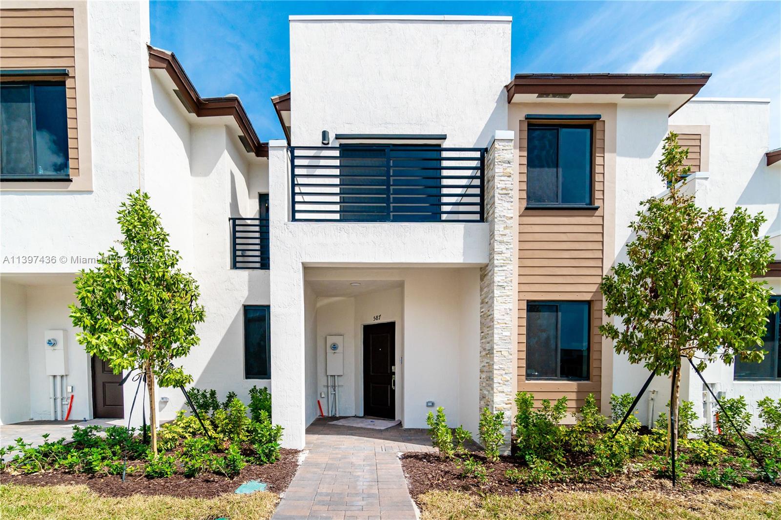 Beautiful Villa located in the Gated Community of Via Ventura. Designed to combine enjoyment and relaxation, its amenities offer you great opportunties for joy: weekends by the pool, with a resort-style clubhouse where you can relax with family and friends on the terrace areas or you can take the children to the parks. Close to Aventura Mall and a few minutes from the I-95.