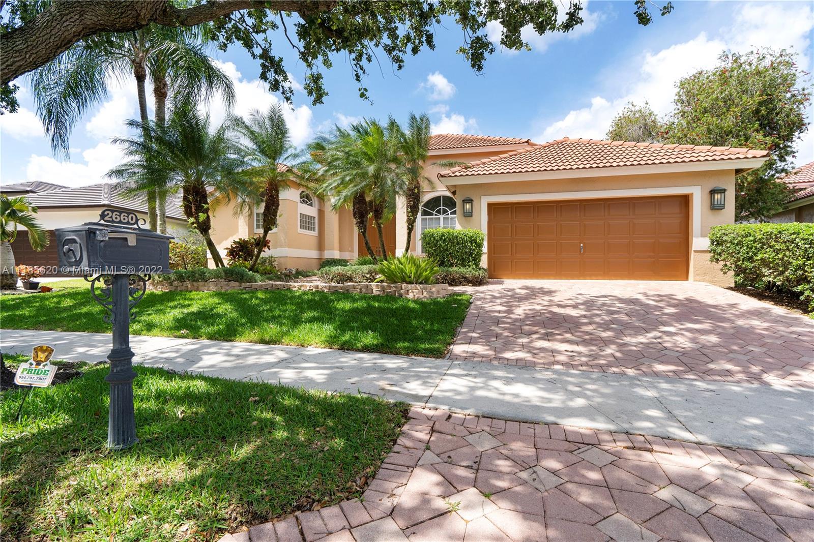 SPECTACUAR 3/3 HOME IN WHCC WITH POOL AND AMAZING LAKE & GOLF VIEWS!
Ready to move in and enjoy beautiful and peaceful views? schedule a showing  now!
freshly painted, new vinyl water proof  floors throughout, new blinds throughout, new SS appliances. Open kitchen great for entertainment and modern look!!