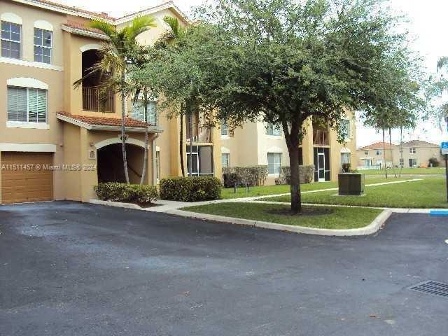 GREAT CONDO  W/ LAMINATE FLOORING IN BEDROOM GRANITE KITCHEN COUNTERTOP W/ STAINLESS STEEL APPLIANCES PRIVATE BALCONY TO ENJOY A NICE LAKE VIEW.