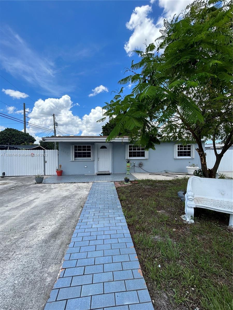 Very nice property with lots of parking space. The rent includes electricity and water. It won't last.