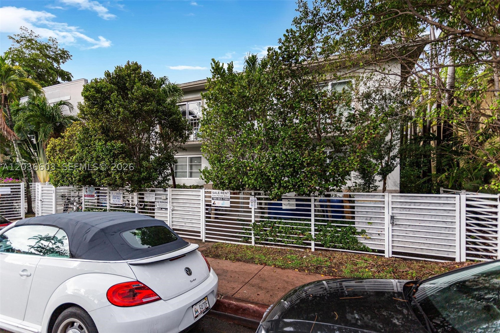Just a few steps to Lincoln Road Mall, well divided one bedroom corner apartment with plenty of natural light. Top
floor, corner unit. Italian Kitchen with white quartz counter top, stainless steel appliances, porcelain wood ceramic
floor, high impact windows, washer/dryer inside the unit. The perfect unit in the heart of SOBE.