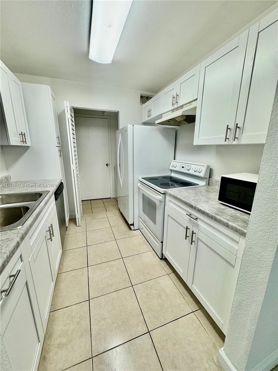 PRESERVE AT AVERY LAKES - Residential Lease