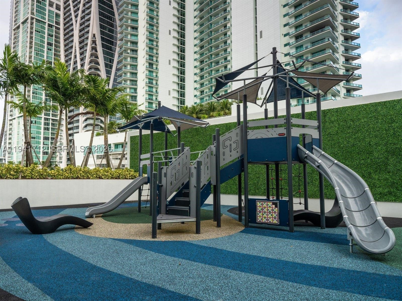 PARAMOUNT WORLDCENTER - Residential