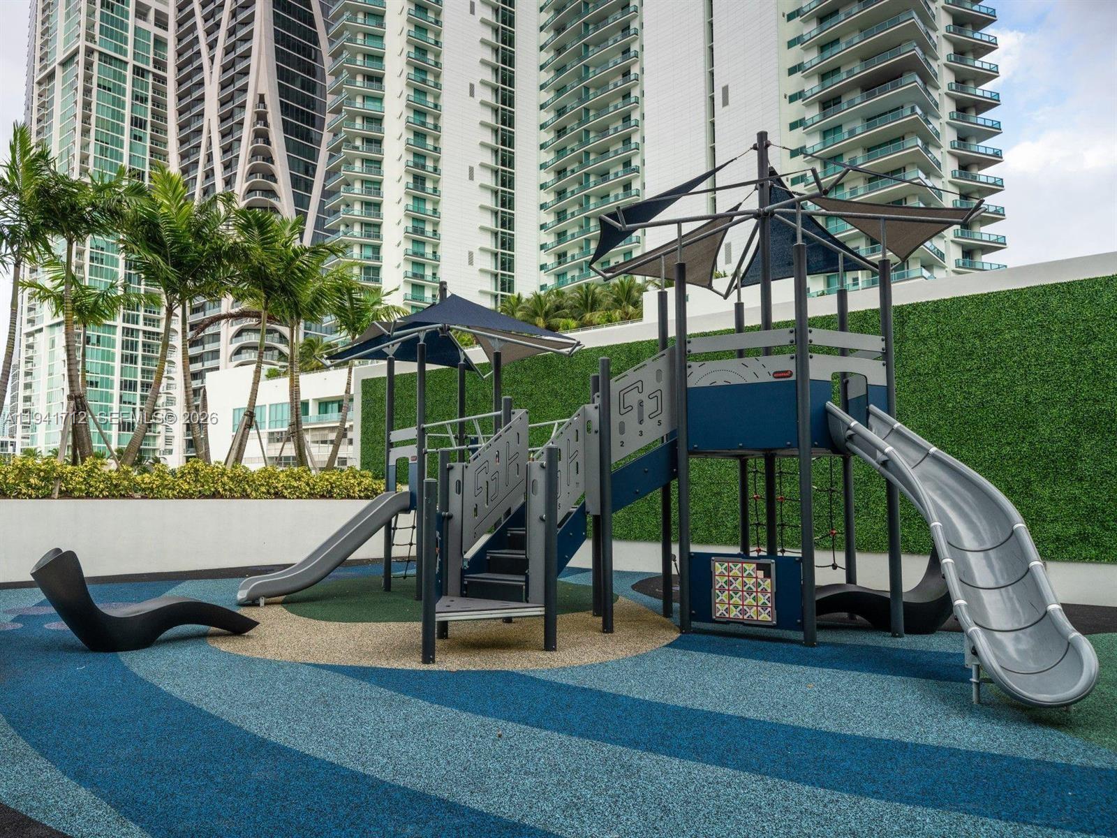 PARAMOUNT WORLDCENTER - Residential