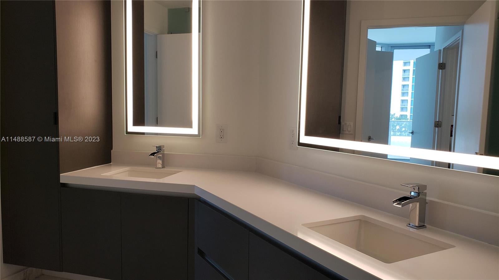 PARAMOUNT MIAMI WORLDCENT - Residential Lease