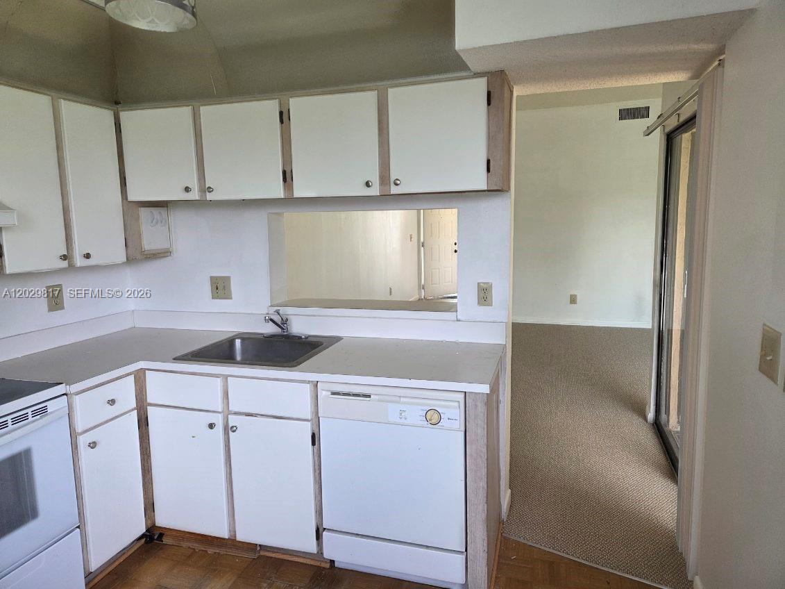 LAKESHORE CONDO 11 - Residential Lease