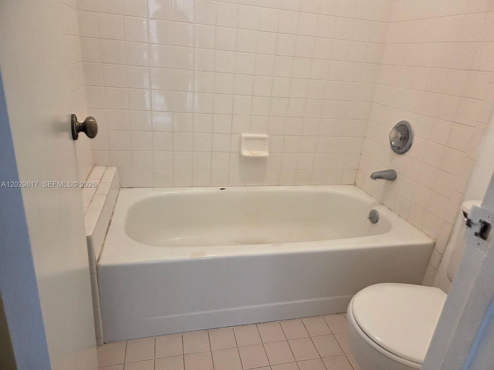 LAKESHORE CONDO 11 - Residential Lease