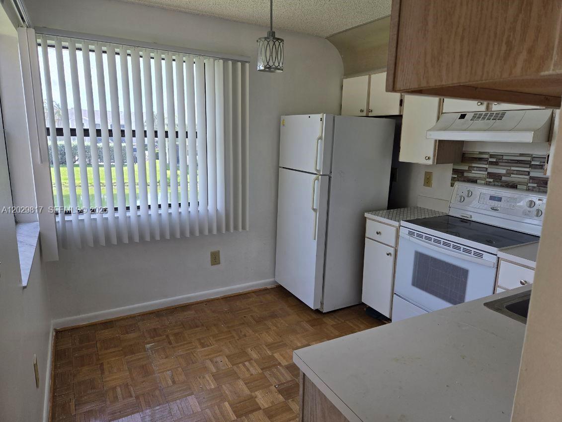 LAKESHORE CONDO 11 - Residential Lease