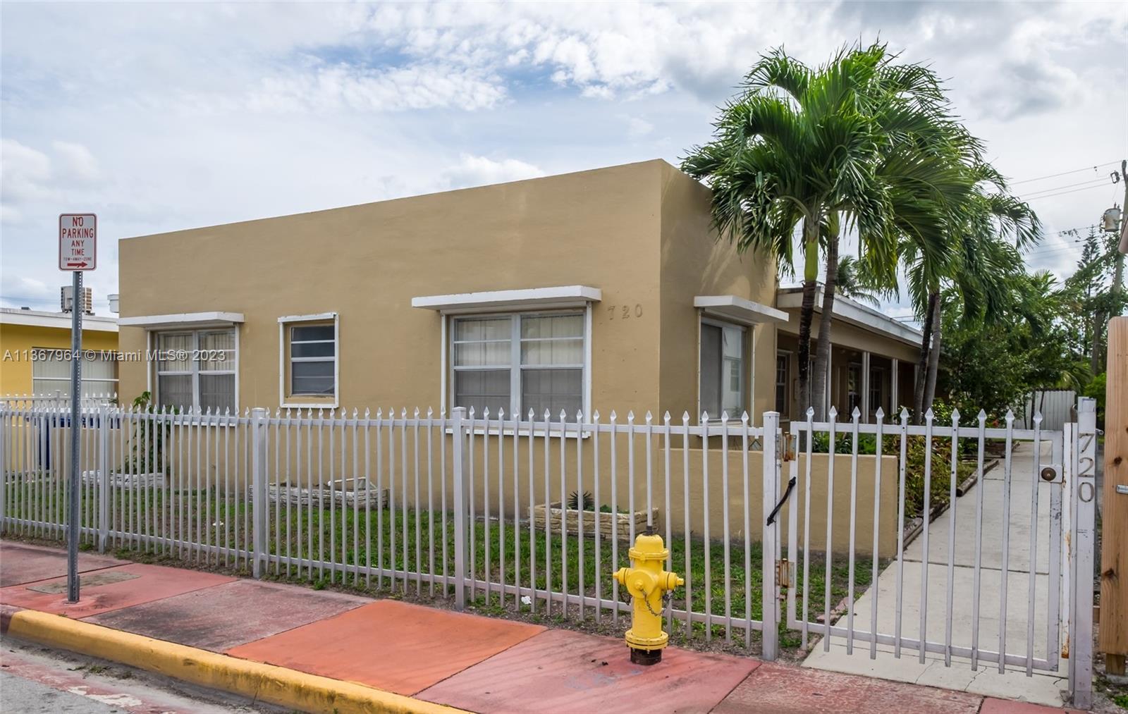 Nice one Bedroom Unit, walking distance to the beach. Great kitchen cabinets and appliances. Newer Central AC. Ready to move in. Clean Multi-family, always maintained. Freshly painted.