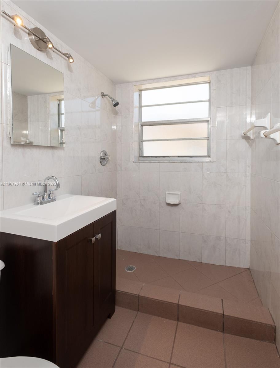 BISCAYNE BCH SUB - Residential Lease