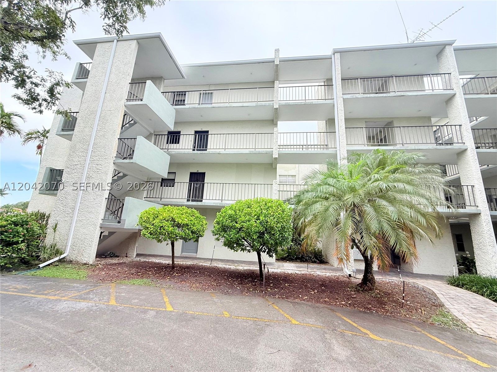 1bed, 1.5 bath condo in a desirable Plantation community with stunning golf course,  with stainless steel appliances, wooden cabinets. The living and dining area leads to a large screened balcony. The master suite includes a walk-in closet and a updated bathroom . Roof replaced in 2023.  Conveniently located near major highways, shopping, and dining. Low association. Community pool.