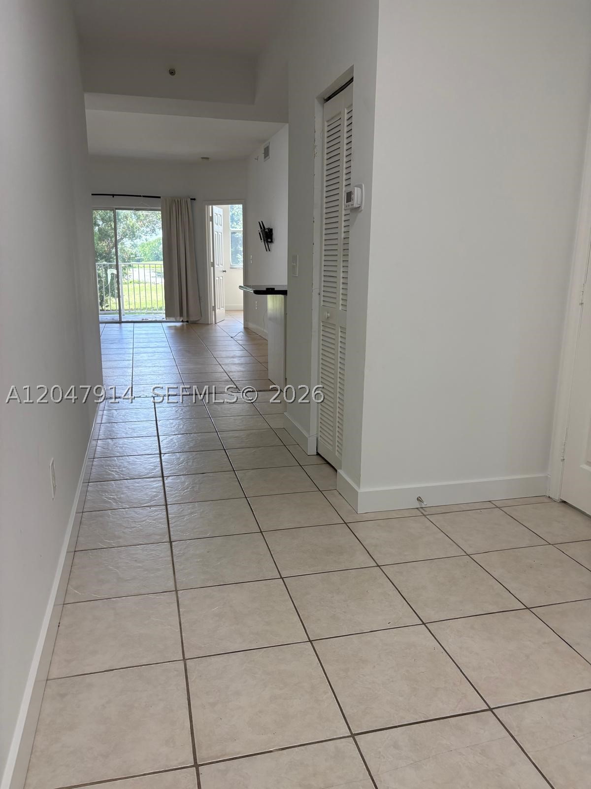 Excellent rental opportunity! This spacious 3-bedroom, 2-bathroom, south-facing condo offers abundant natural light and a comfortable layout. Enjoy a private south-facing balcony, three generous bedrooms, a bright living area, indoor laundry hookup, and your own personal garage.