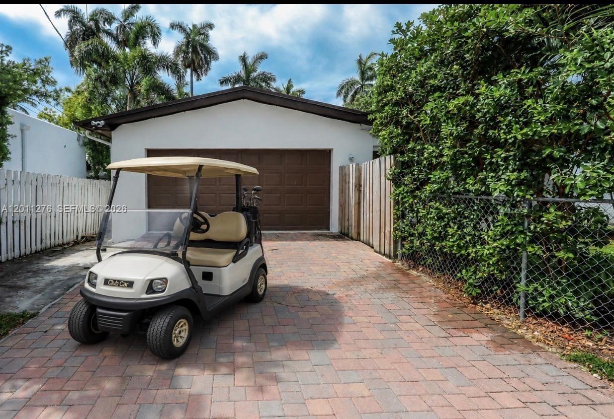HOLLYWOOD LAKES SECTION - Residential