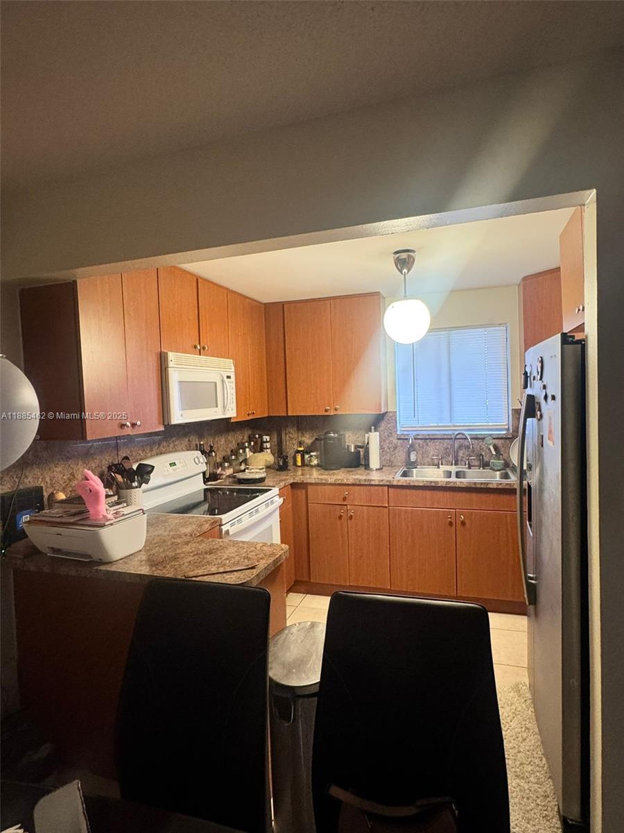 ENJOY BEAUTIFUL AND SPACIOUS 2/2 IN A GATED AND DESIRABLE COURTYARDS AT DAVIE, LOCATED IN THE  HEART OF ALL COLLEGES IN DAVIE, TWO BLOCKS FROM NOVA UNIVERSITY, FRESHLY PAINTED, GREAT FOR FAMILY, FRIENDLY NEIGHBORHOOD, ALL APPLIANCES INCLUDE, LOCATION, LOCATION CLOSE TO ALL MAJOR HIGHWAYS, LOTS OF RESTAURANTS AND SHOPPING CENTERS, COMMUNITY INCLUDE: CLUBHOUSE, POOL AND  FITNESS, WON'T LAST!!!
Unit is rented for $2000.00 until 10/12/2025