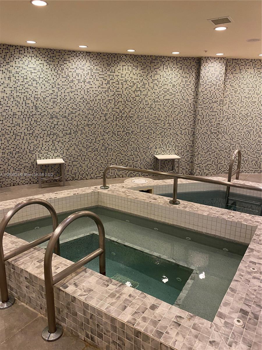 VIZCAYNE NORTH CONDO - Residential Lease